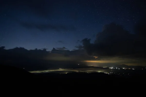 Cielo Stellato Con Nuvole Pioggia Nebbia Villaggio Montagna Paesaggio Notturno — Foto Stock