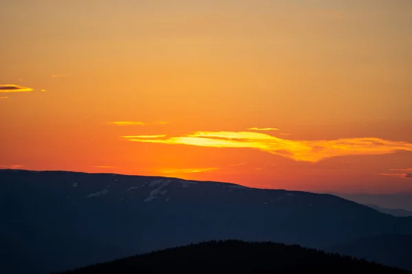 Beautiful Orange Sky Dusk Carpathian Mountains Evening Landscape — Stock Photo, Image