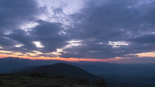 夏のカルパチア山脈の美しいカラフルな夕日 タイムラプス — ストック動画