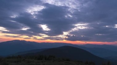 Yazın Karpat dağlarında güzel renkli günbatımı, zaman kavramı