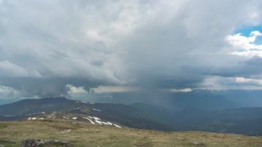 Yazın Karpat dağlarında yağmur duvarı, zaman kavramı