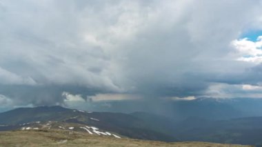 Yazın Karpat dağlarında yağmur duvarı, zaman kavramı