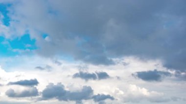 Mavi gökyüzünde beyaz bulutlar, 4k zaman dilimi
