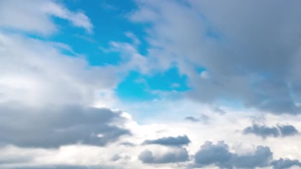 青い空の白い雲 4Kの時間経過 — ストック動画