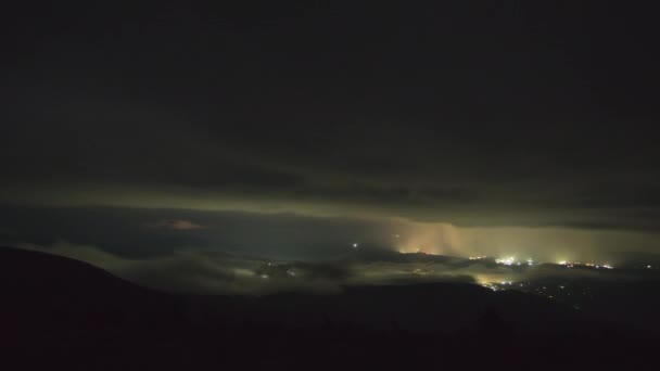 Звездное Небо Туман Облака Дождь Село Украинских Карпатах Ночной Пейзаж — стоковое видео
