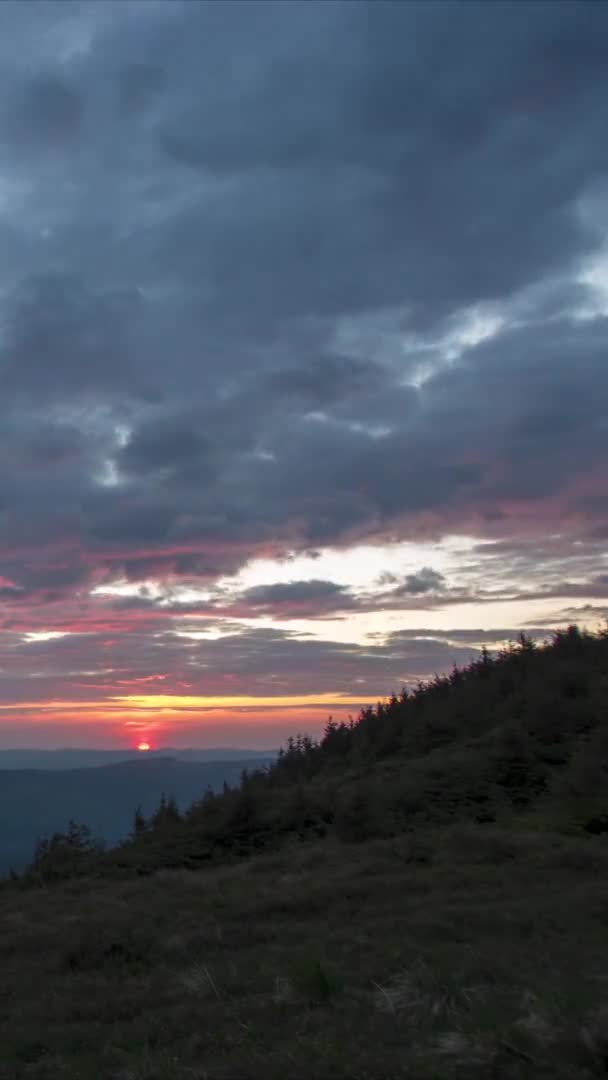 Piękny Wschód Słońca Karpatach Ukraińskich Lecie Czasu Upływu Pionowego Wideo — Wideo stockowe