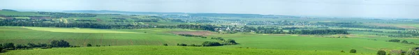夏天阳光灿烂的日子里 田野和小城镇罗哈廷的全景 — 图库照片
