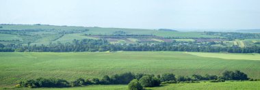 Bir yaz gününde tarımsal tarlaların ve tepelerin güzel manzarası