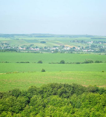 Ukrayna 'da küçük Rohatyn kasabası tarlalar ve tepeler arasında