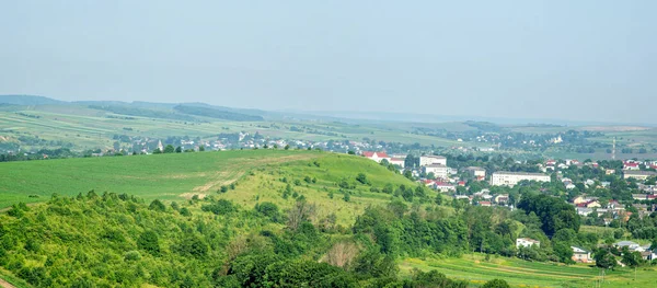 乌克兰的一个小镇Rohatyn 在田野和山丘之间 — 图库照片