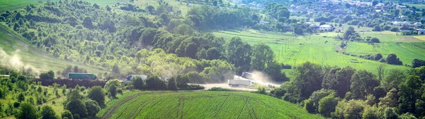 Asfaltweg Door Een Veld Tegen Achtergrond Van Een Dorp — Stockfoto