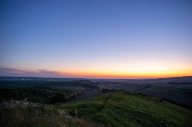 Güzel yaz manzarası, Ukrayna kırsalında gün doğumu.