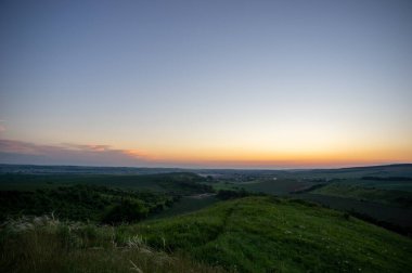 Güzel yaz manzarası, Ukrayna kırsalında gün doğumu.