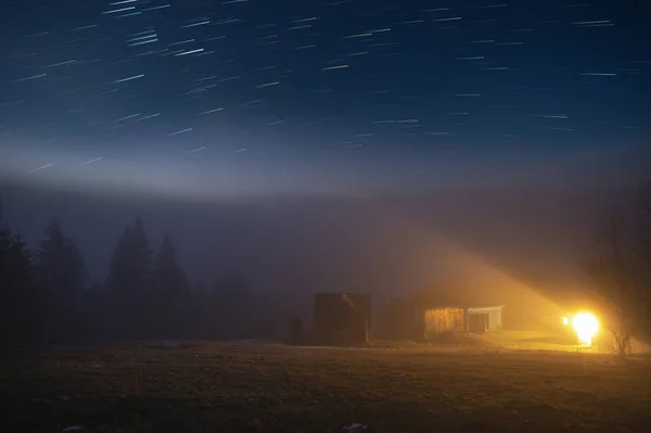 Noche Brumosa Senderos Estrellados Sobre Una Casa Rural Los Cárpatos — Foto de Stock