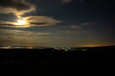 Ay ışığı Ukrayna 'da bir köyün yakınında.
