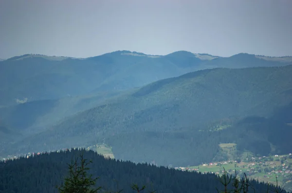 Panorama Eines Dorfes Inmitten Der Berge Den Ukrainischen Karpaten Einem — Stockfoto