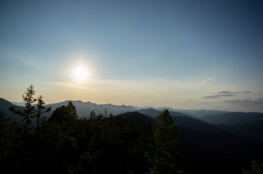 Yaremche şehri yakınlarındaki Ukrayna Karpatları 'nda günbatımı panoraması. Güzel manzara.