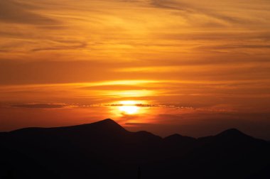 Yazın Ukrayna Karpatlarında güzel renkli gün batımı
