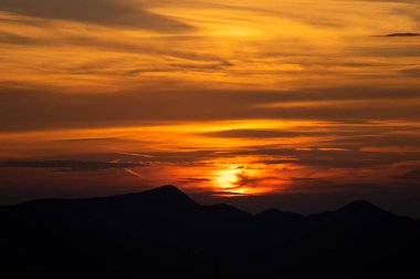 Yazın Ukrayna Karpatlarında güzel renkli gün batımı