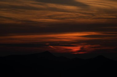 Günbatımında Karpat Dağları, güzel yaz manzarası