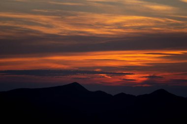 Günbatımında Karpat Dağları, güzel yaz manzarası