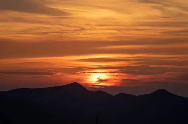 Silhouet Van Bergen Bij Zonsondergang Bergen Zomer — Stockfoto