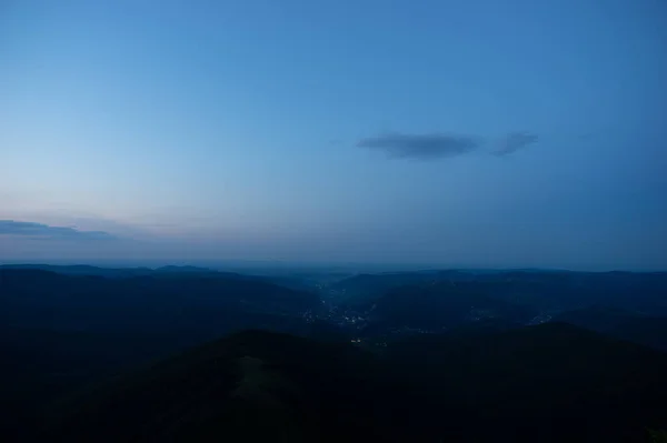 여름에는 해가질 산속의 실루엣 — 스톡 사진