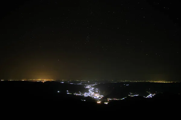 Hermoso Paisaje Nocturno Panorama Pequeña Ciudad Yaremche Los Cárpatos —  Fotos de Stock