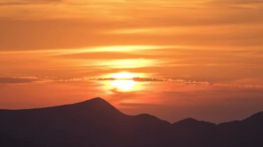 Karpat dağlarında gün batımının arka planında dağların siluetleri