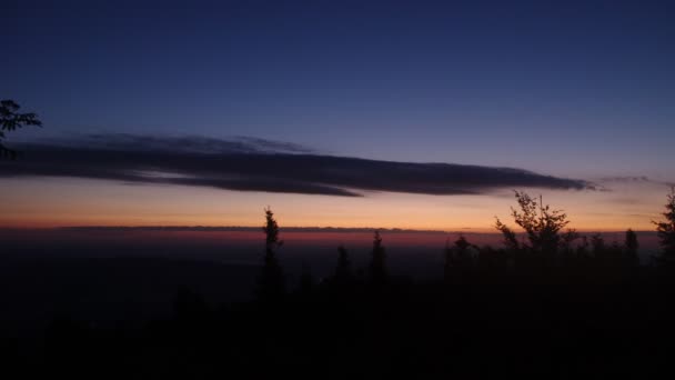 Lever de soleil dans les montagnes carpates — Video