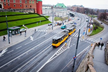Eski Varşova şehir Köprüsü altında sarı tramvay rides.