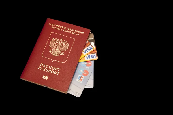 Passaporte russo com pilha de cartões de crédito — Fotografia de Stock