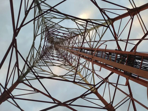 Foto Debaixo Torre Telecomunicações Onde Esta Torre Serve Ligação Para — Fotografia de Stock