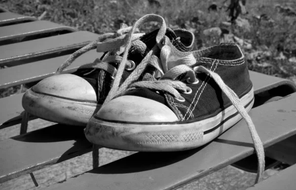 Sapatos Usados Por Crianças Com Atacadores Soltos Banco Parque Preto — Fotografia de Stock