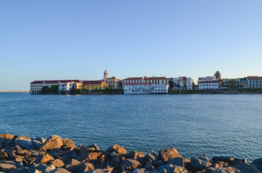 Pasifik Okyanusu 'nun arkasındaki Panama şehrinde kayaların kıyısından görüldü..