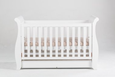 Beyaz bir karyolası