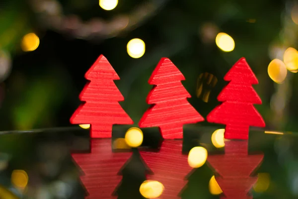 3 つの赤いクリスマス ツリー — ストック写真