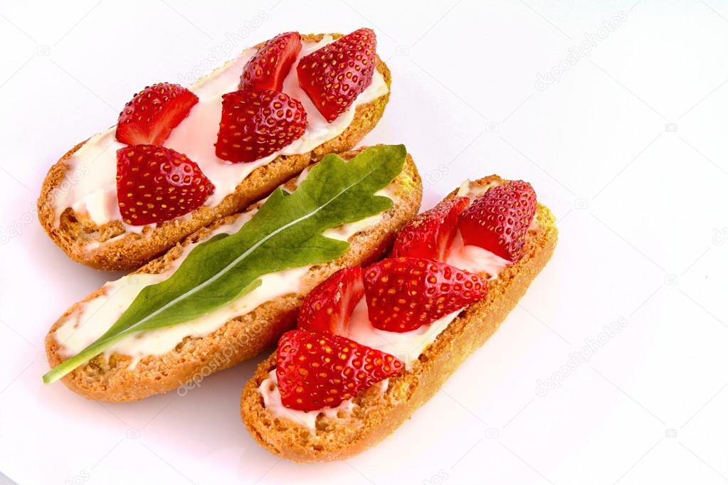 sandwich with arugula and strawberries