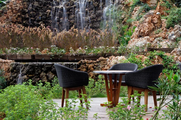  3 bir şelale için bir tablo