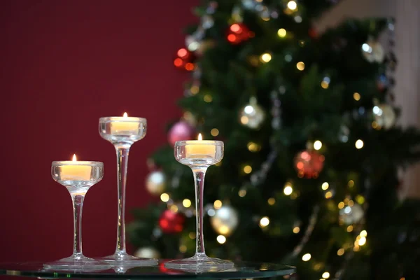 Trois bougies brûlant dans des chandeliers — Photo