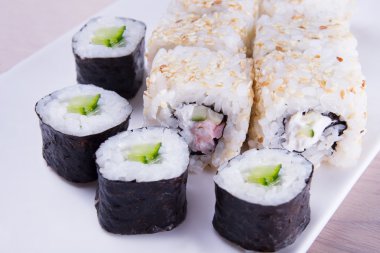 Karidesli sushi set