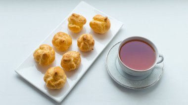 fincan çay ve tatlı hamur işleri