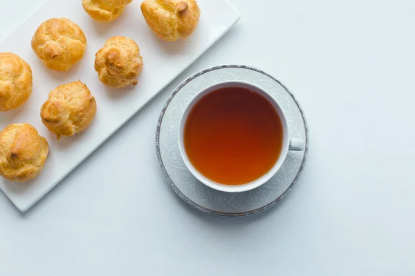 Cup of tea and sweet pastries — Stock Photo, Image