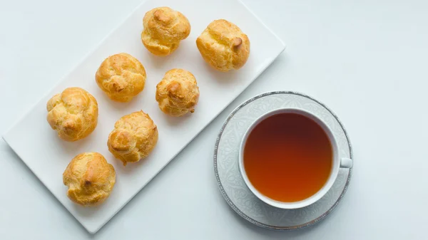 Tasse Tee und süßes Gebäck — Stockfoto