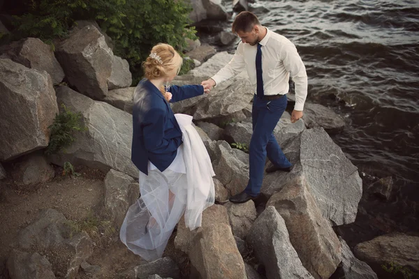 Bräutigam hält die Hand seiner Braut — Stockfoto