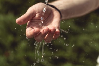 Parmaklarını damlayan su temiz