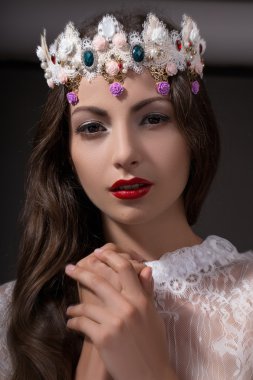 lüks esmer bir taç ve dantel elbise