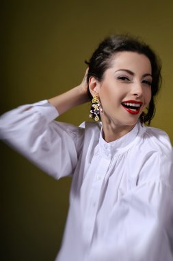 esmer kız sıkı bir beyaz gömlek ve küpe