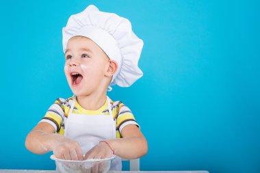 Genç Şef yemeye pasta şefi hazırlar