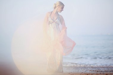 Günbatımı arka planda güzel sarışın